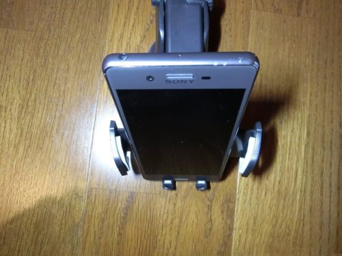 交通法改正で車用スマホホルダーをどこに付けるか