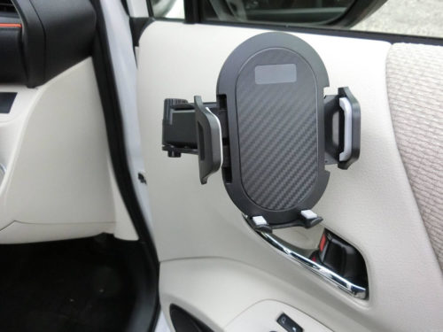 交通法改正で車用スマホホルダーをどこに付けるか