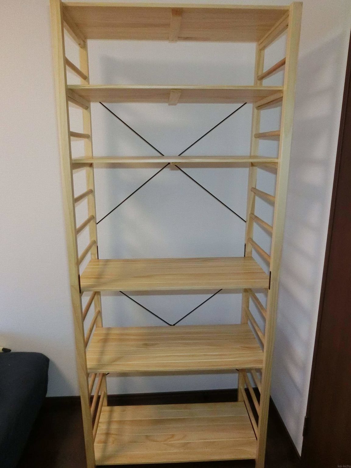 簡単に棚の位置を変更できる木製ラック