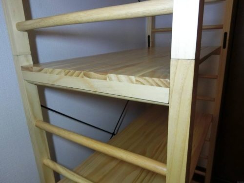 簡単に棚の位置を変更できる木製ラック