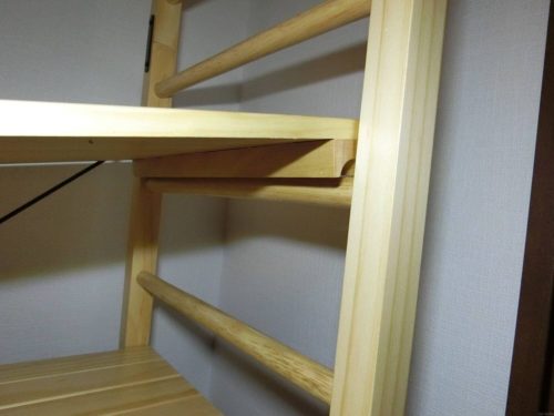 簡単に棚の位置を変更できる木製ラック