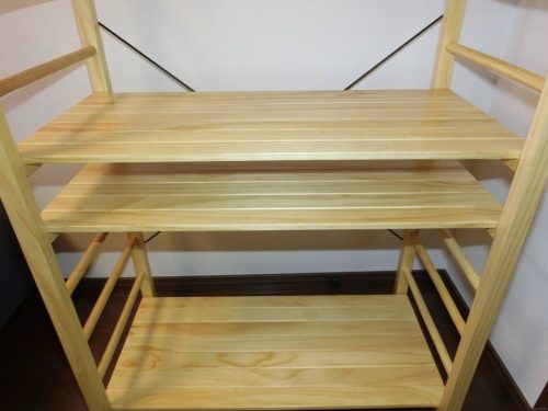 簡単に棚の位置を変更できる木製ラック