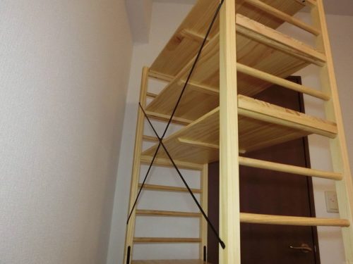 簡単に棚の位置を変更できる木製ラック