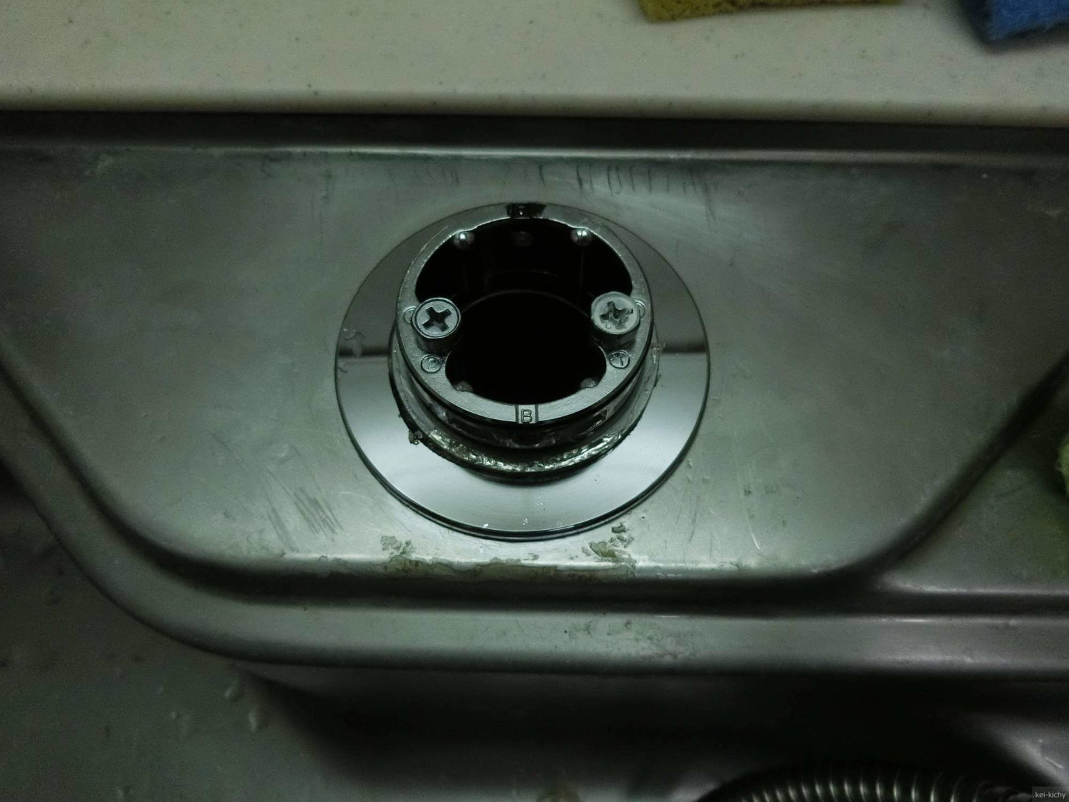 キッチンの混合栓：穴径変換アダプターを導入（55mm→36mm）